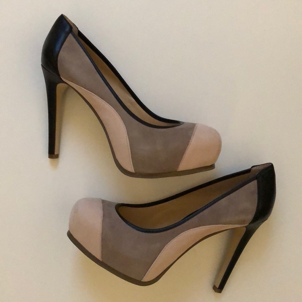 Gianni Bini Cameo Pump in size 8